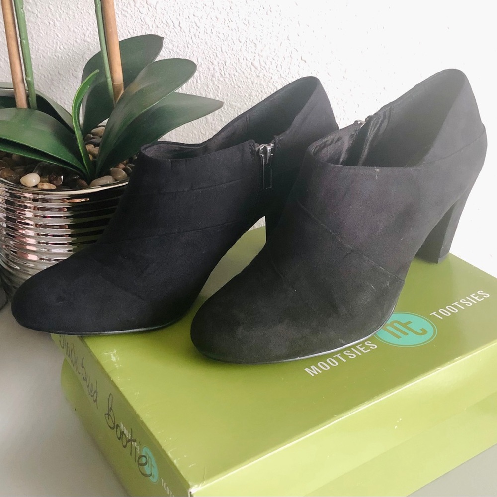 Black Suede Mootsies Tootsies Ankle Boots 9.5